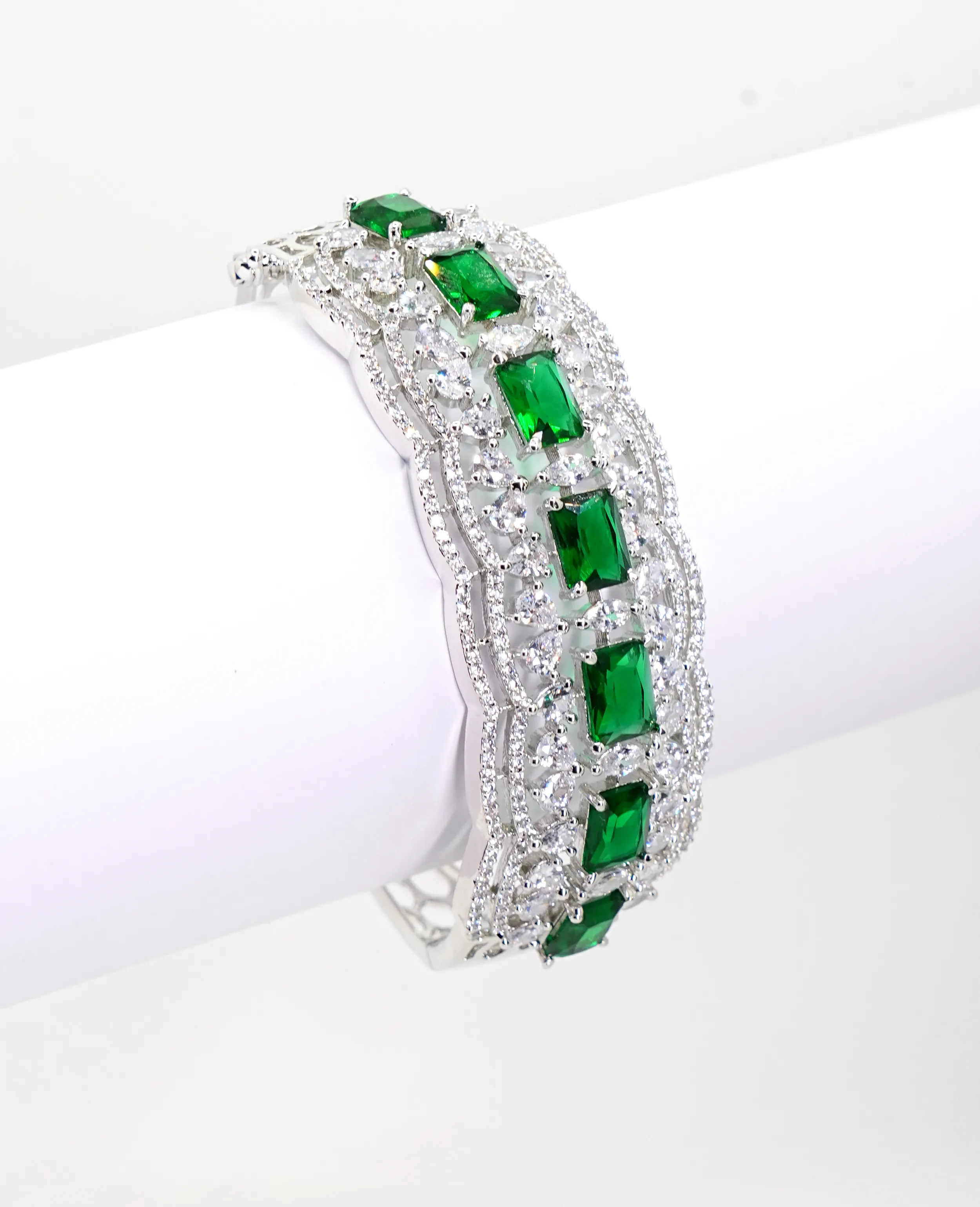 AD Bracelet with Emerald Semi-Precious Stones 