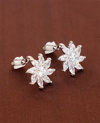 Clip-On Studs – Versatile Elegance with Semi-Precious Crystals