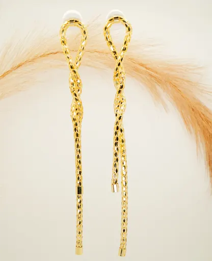 Long & Lightweight Classic Golden Dangler Earrings – Effortless Elegance