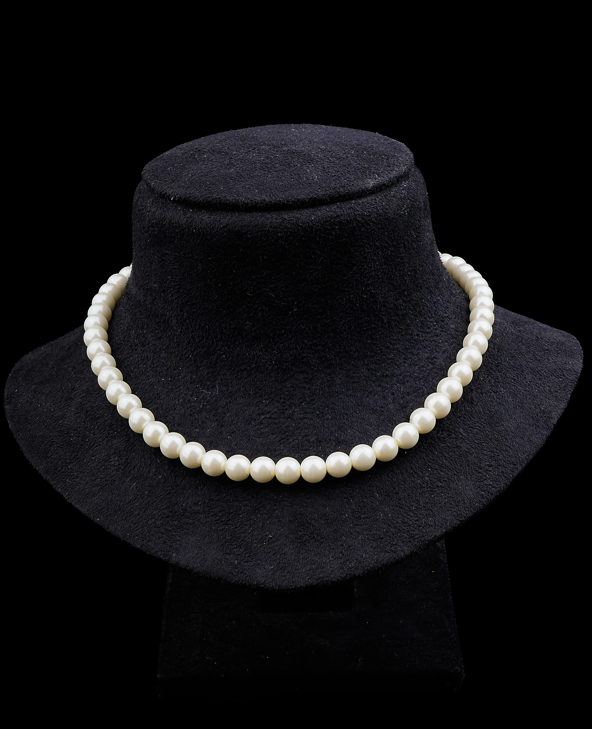 Pearl Necklace with Transformable Lock Feature