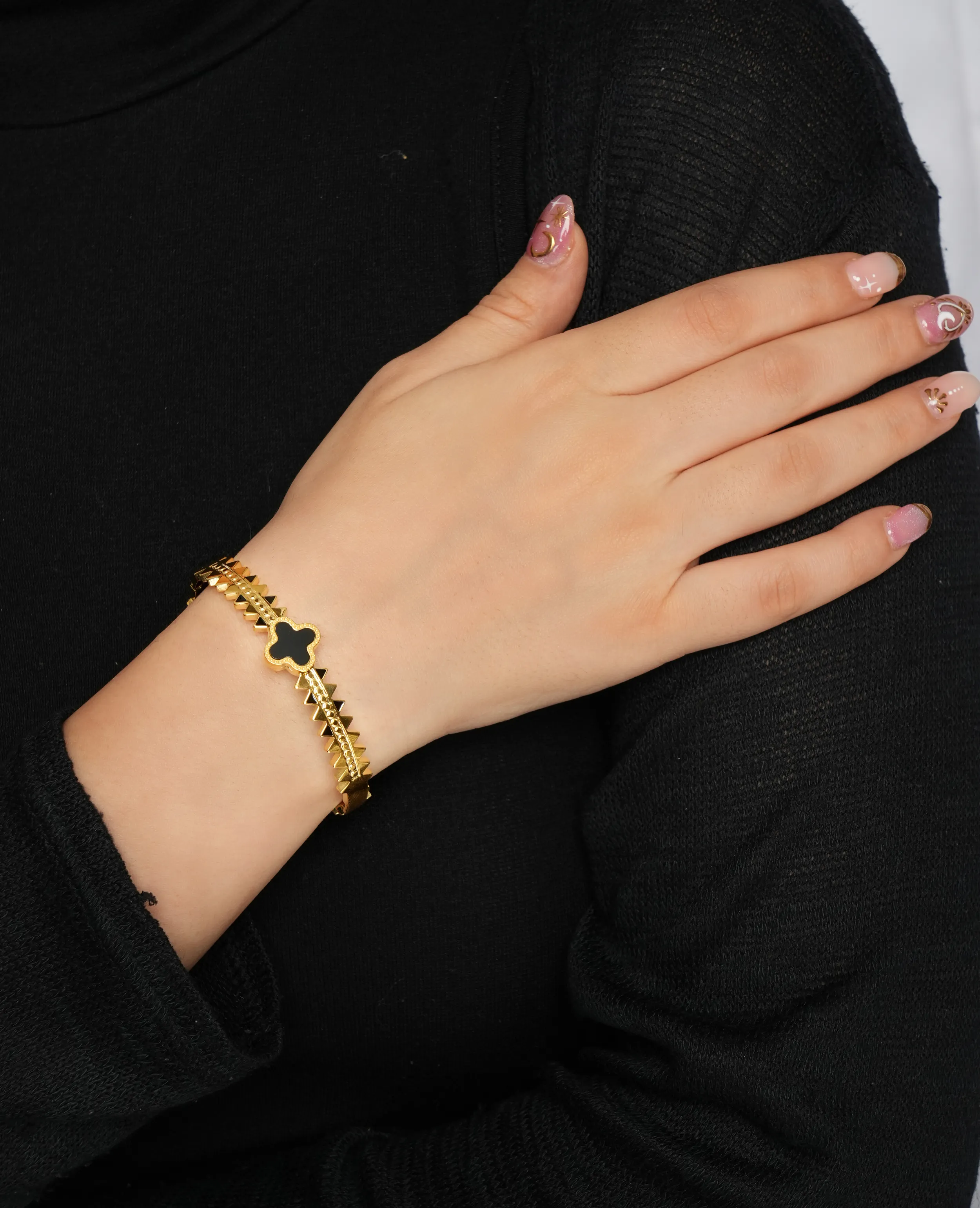 Western Camellia-Inspired Kada Pattern Bracelet