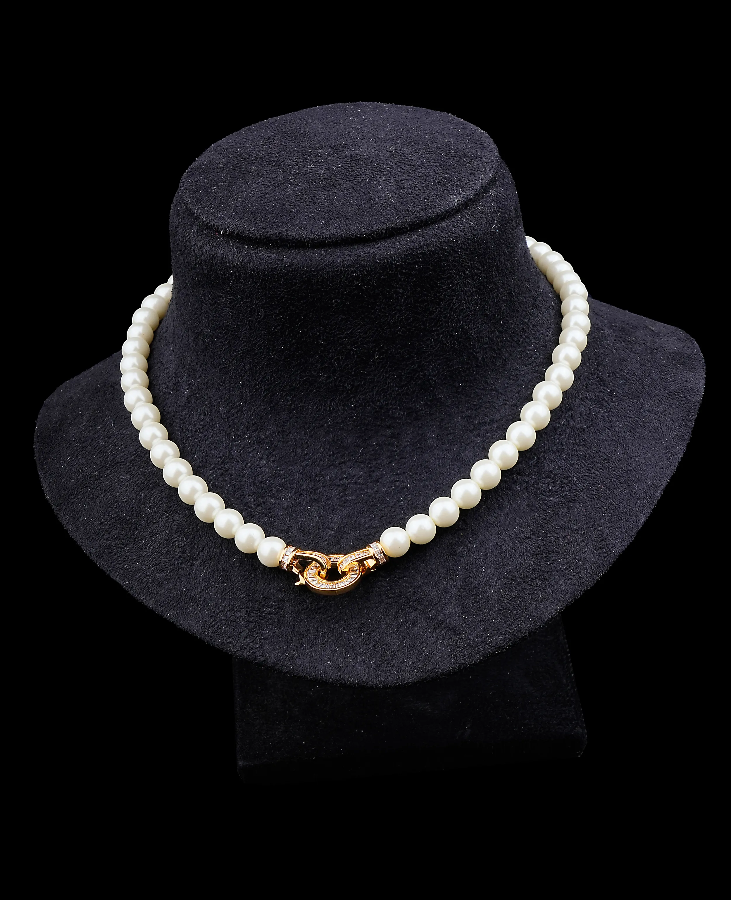 Pearl Necklace with Transformable Lock Feature