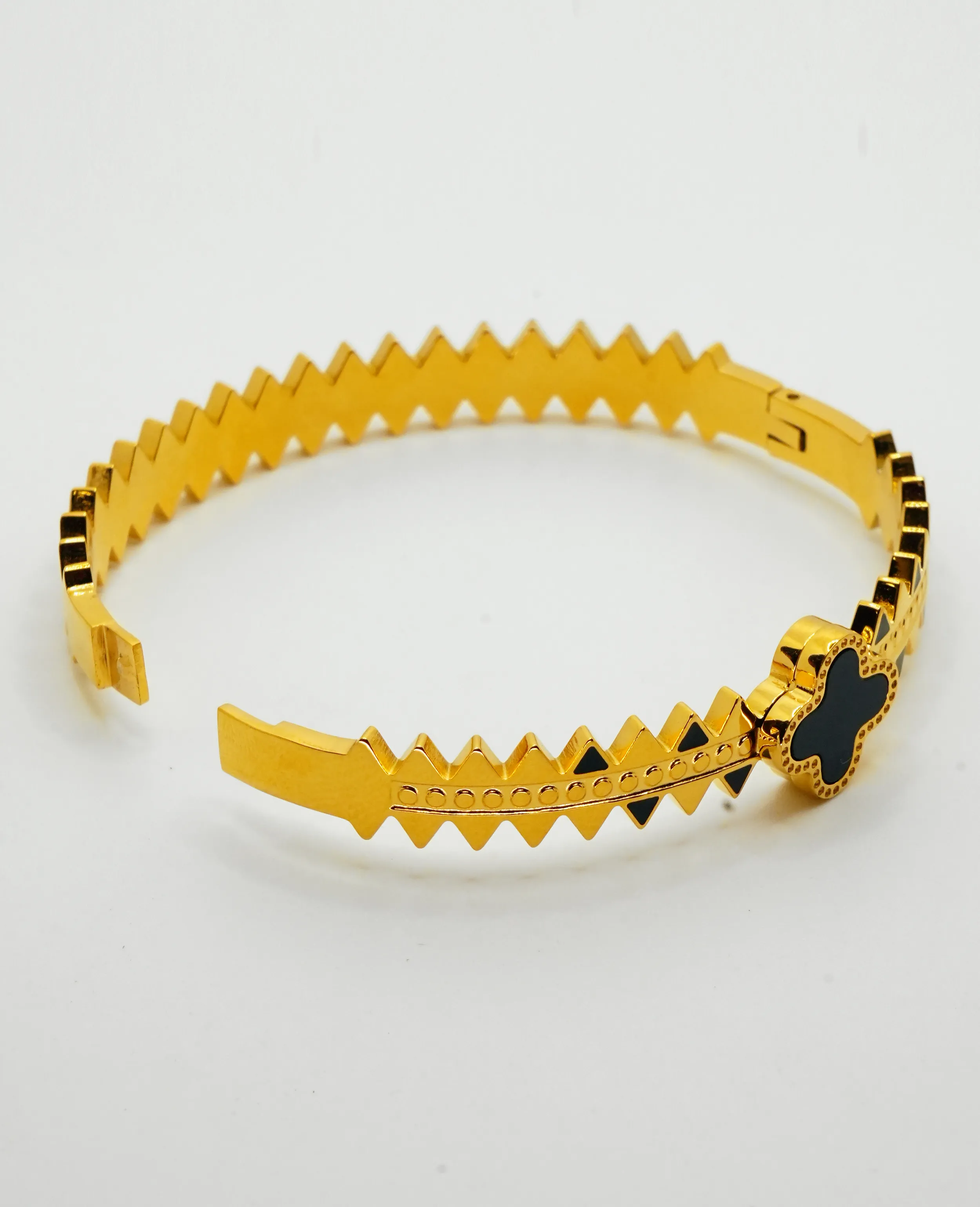 Western Camellia-Inspired Kada Pattern Bracelet